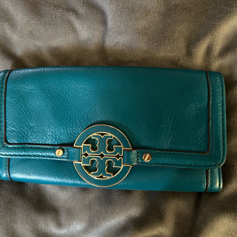 TORY BURCH LARGE WALLET. TURQUIOSE IN GREAT CONDITION$60.00